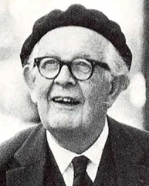 Black-and-white portrait of an elderly Jean Piaget wearing wire-rimmed glasses and a beret, photographed at the University of Michigan in the 1960s